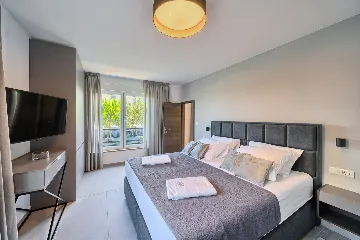 Modern Two-Bedroom Apartment with Pool, Split