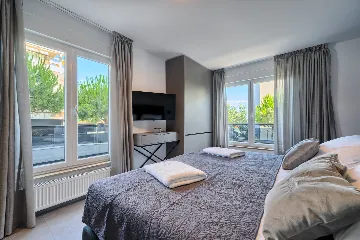 Modern Two-Bedroom Apartment with Pool, Split