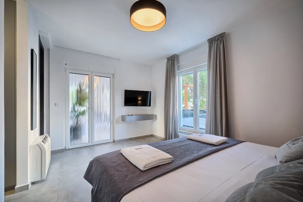Modern Two-Bedroom Apartment with Pool, Split