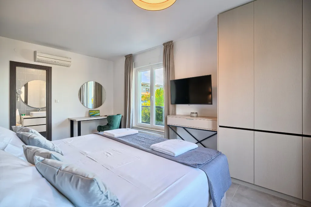 Modern Family Apartment with Shared Pool, Split