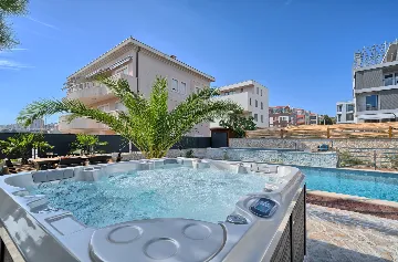 Penthouse Apartment with Rooftop Jacuzzi in Split