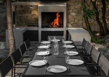 Spacious Six-Bedroom Villa with Pool in Kaštel Kambelovac