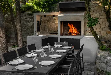 Spacious Six-Bedroom Villa with Pool in Kaštel Kambelovac