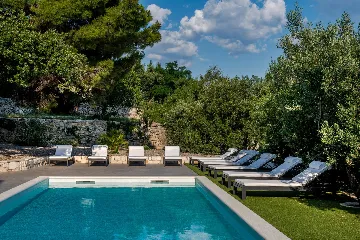 Spacious Six-Bedroom Villa with Pool in Kaštel Kambelovac