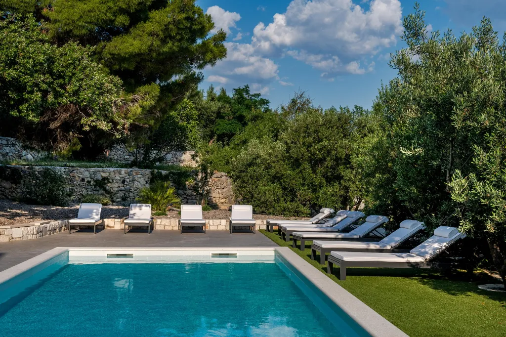 Spacious Six-Bedroom Villa with Pool in Kaštel Kambelovac