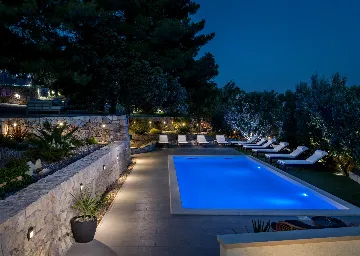 Spacious Six-Bedroom Villa with Pool in Kaštel Kambelovac