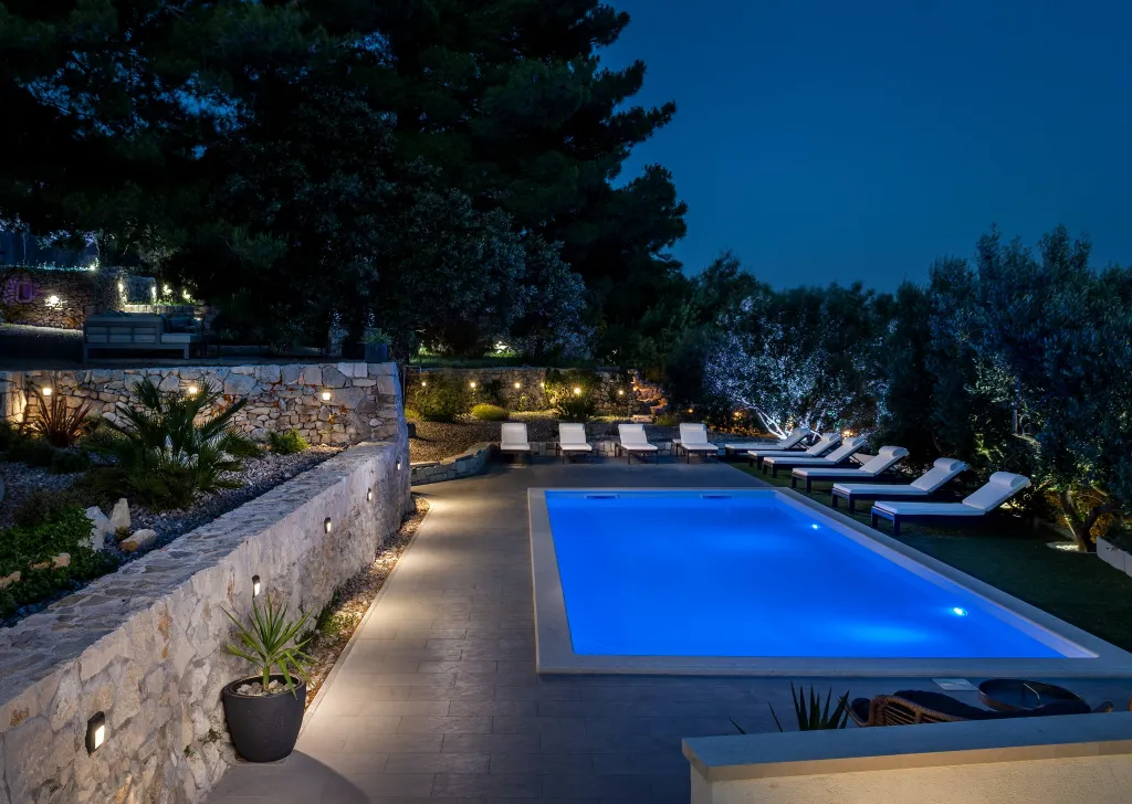 Spacious Six-Bedroom Villa with Pool in Kaštel Kambelovac