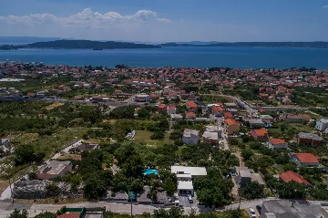 Spacious Six-Bedroom Villa with Pool in Kaštel Kambelovac