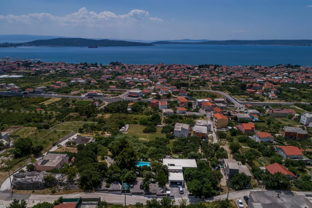 Spacious Six-Bedroom Villa with Pool in Kaštel Kambelovac