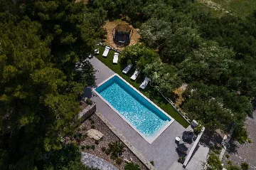 Spacious Six-Bedroom Villa with Pool in Kaštel Kambelovac