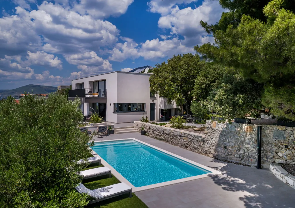 Spacious Six-Bedroom Villa with Pool in Kaštel Kambelovac