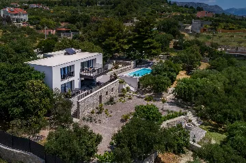 Spacious Six-Bedroom Villa with Pool in Kaštel Kambelovac