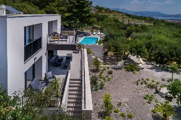 Spacious Six-Bedroom Villa with Pool in Kaštel Kambelovac