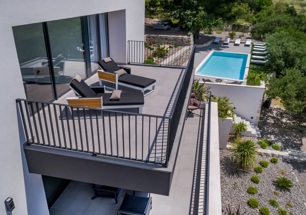Spacious Six-Bedroom Villa with Pool in Kaštel Kambelovac