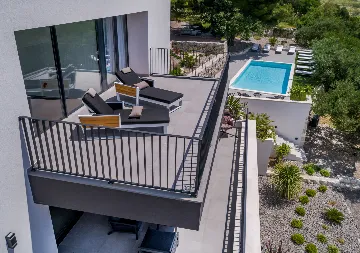 Spacious Six-Bedroom Villa with Pool in Kaštel Kambelovac