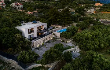 Spacious Six-Bedroom Villa with Pool in Kaštel Kambelovac