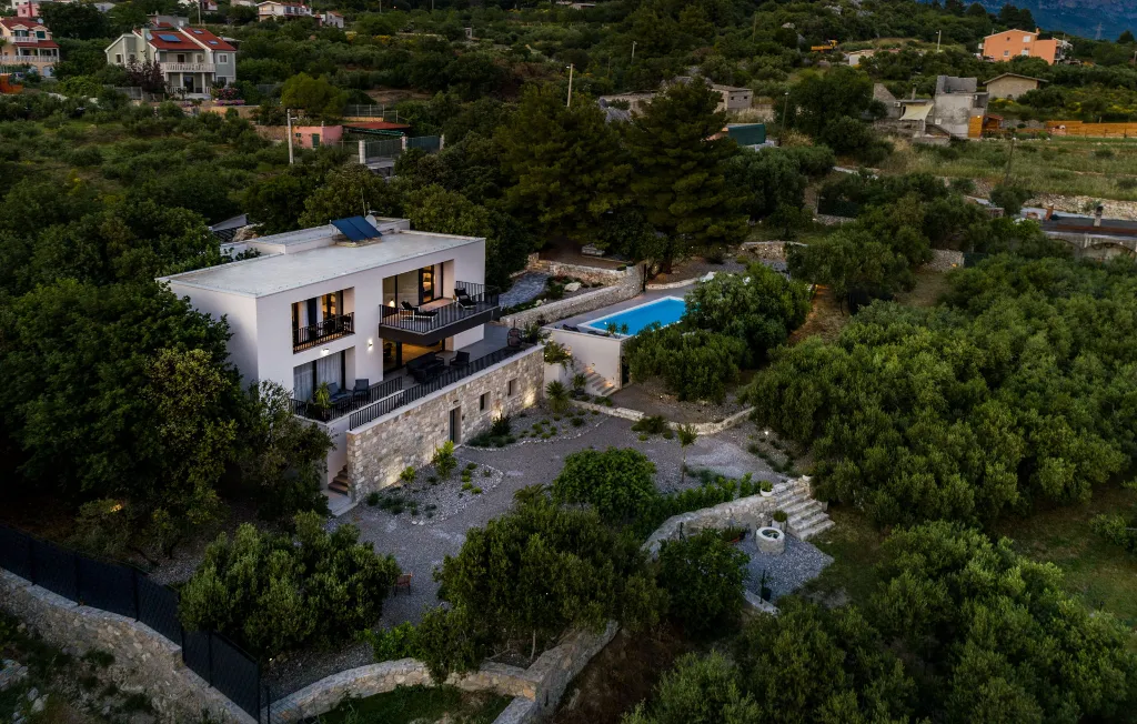 Spacious Six-Bedroom Villa with Pool in Kaštel Kambelovac