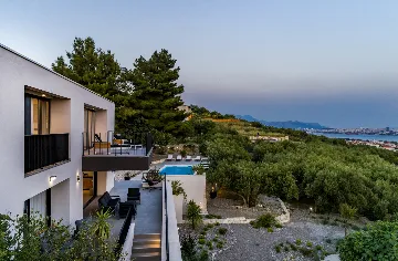 Spacious Six-Bedroom Villa with Pool in Kaštel Kambelovac