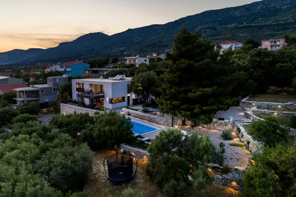 Spacious Six-Bedroom Villa with Pool in Kaštel Kambelovac