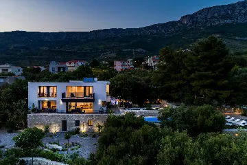 Spacious Six-Bedroom Villa with Pool in Kaštel Kambelovac