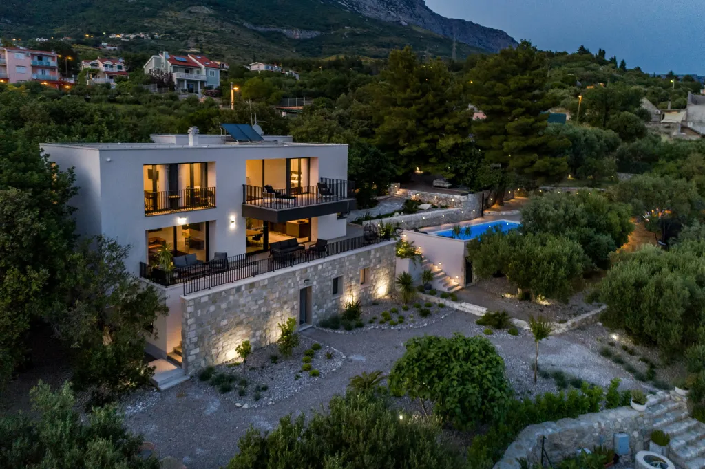 Spacious Six-Bedroom Villa with Pool in Kaštel Kambelovac