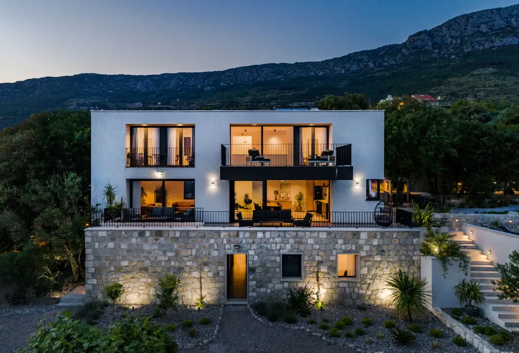 Spacious Six-Bedroom Villa with Pool in Kaštel Kambelovac