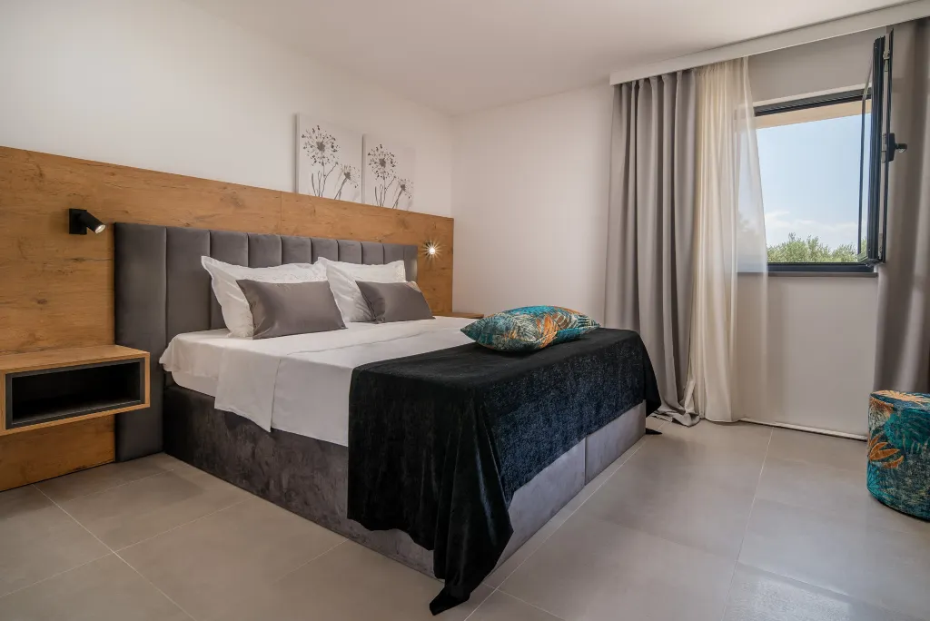 Spacious Six-Bedroom Villa with Pool in Kaštel Kambelovac