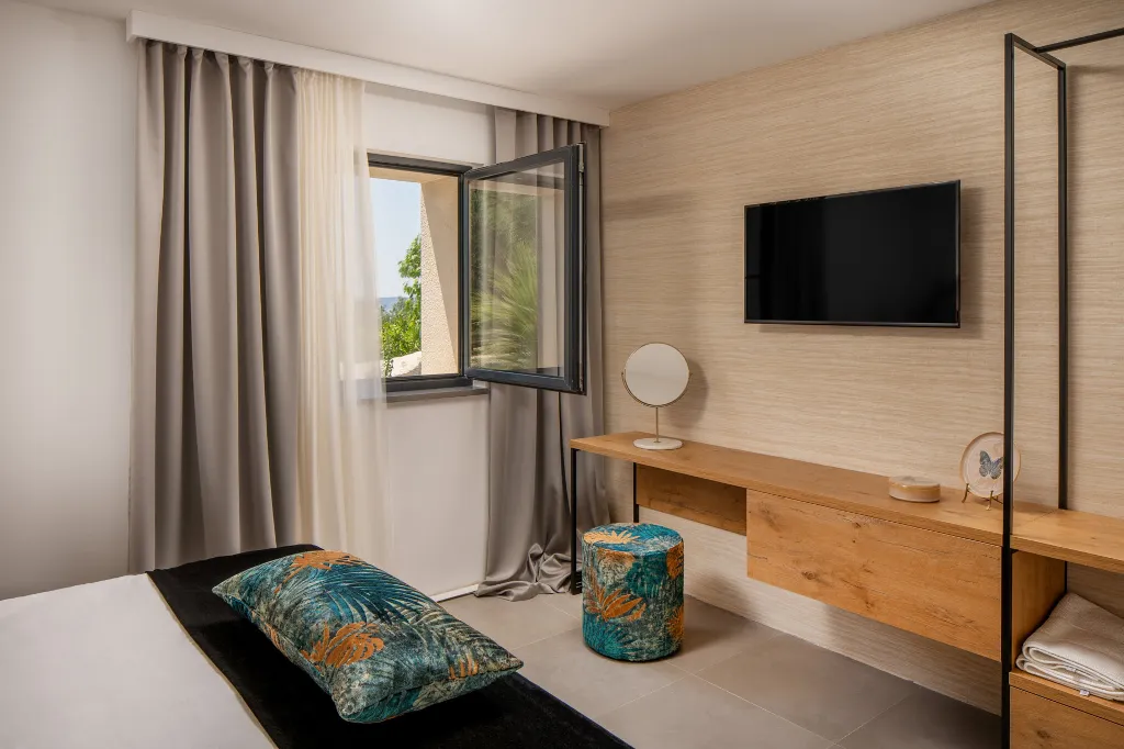 Spacious Six-Bedroom Villa with Pool in Kaštel Kambelovac