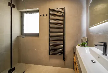 Spacious Six-Bedroom Villa with Pool in Kaštel Kambelovac