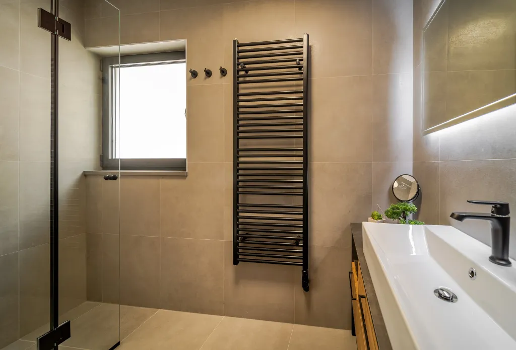 Spacious Six-Bedroom Villa with Pool in Kaštel Kambelovac