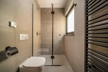 Spacious Six-Bedroom Villa with Pool in Kaštel Kambelovac