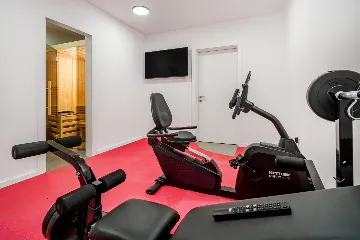 Spacious Six-Bedroom Villa with Pool in Kaštel Kambelovac