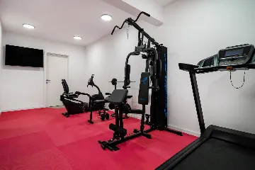 Spacious Six-Bedroom Villa with Pool in Kaštel Kambelovac