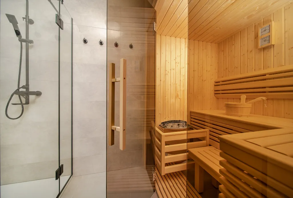 Spacious Six-Bedroom Villa with Pool in Kaštel Kambelovac