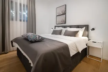 Spacious Six-Bedroom Villa with Pool in Kaštel Kambelovac