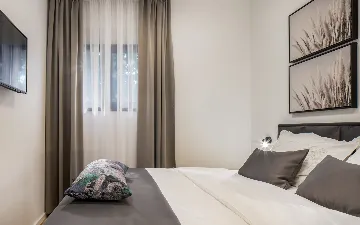 Spacious Six-Bedroom Villa with Pool in Kaštel Kambelovac