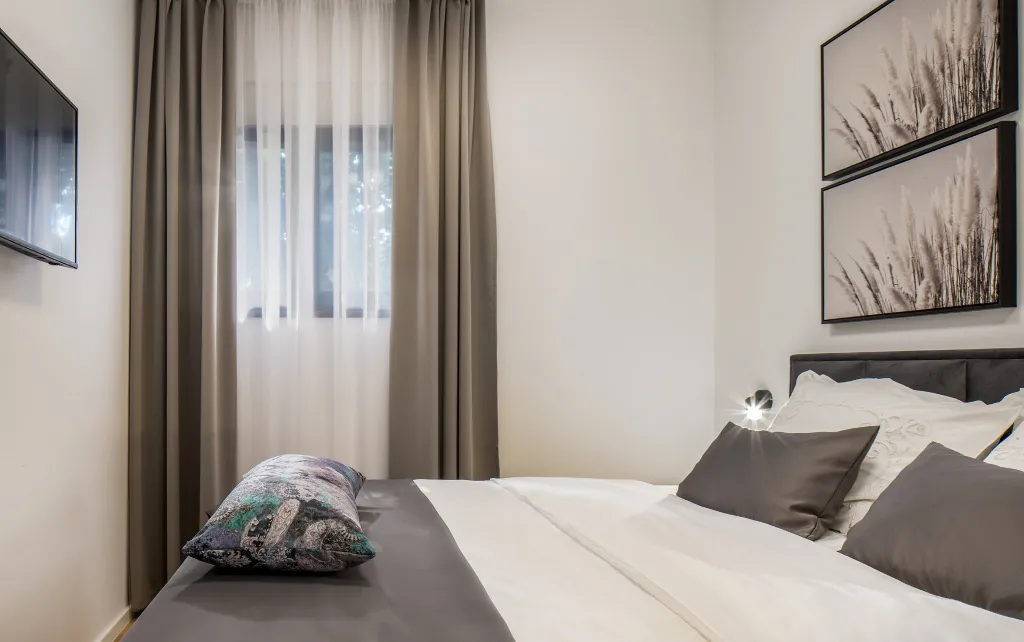 Spacious Six-Bedroom Villa with Pool in Kaštel Kambelovac