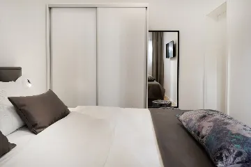 Spacious Six-Bedroom Villa with Pool in Kaštel Kambelovac