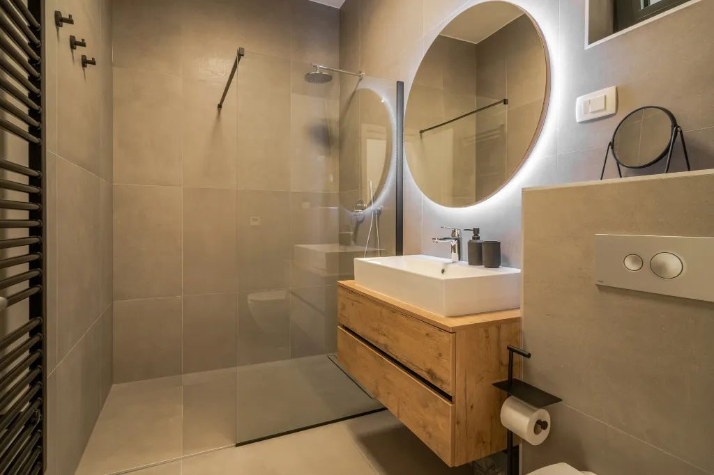 Spacious Six-Bedroom Villa with Pool in Kaštel Kambelovac