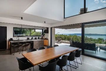 Spacious Six-Bedroom Villa with Pool in Kaštel Kambelovac