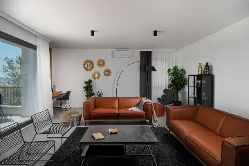 Spacious Six-Bedroom Villa with Pool in Kaštel Kambelovac