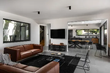 Spacious Six-Bedroom Villa with Pool in Kaštel Kambelovac