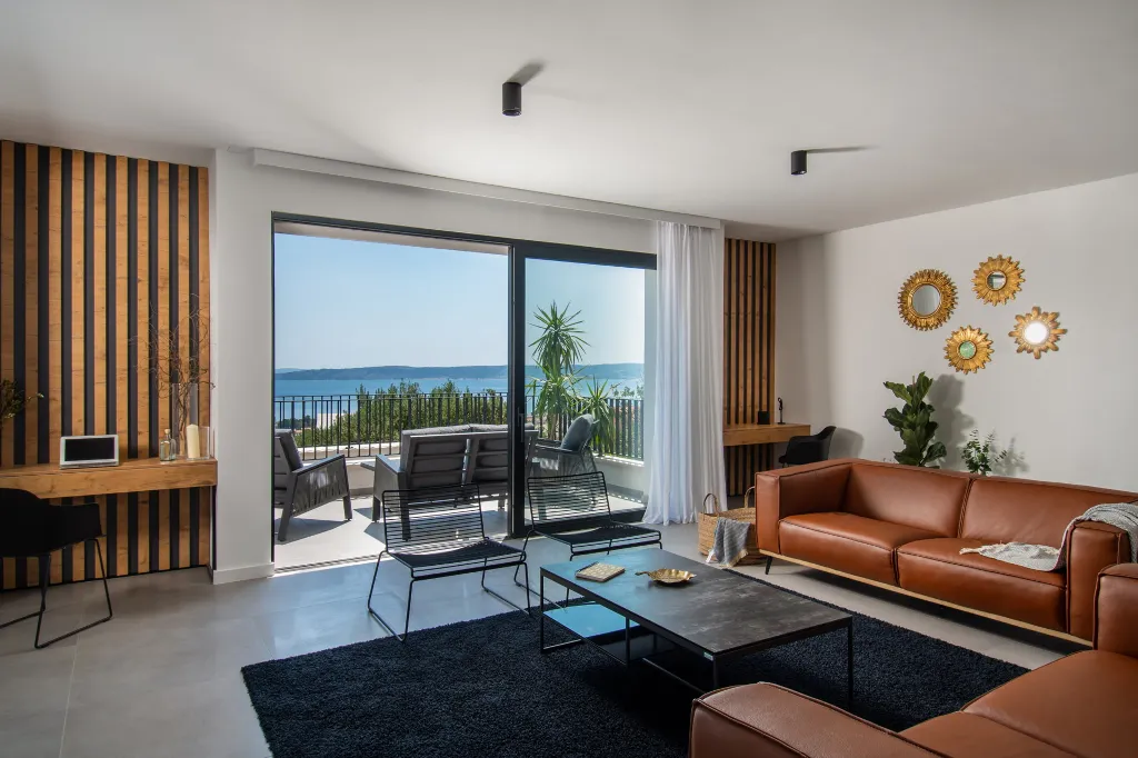 Spacious Six-Bedroom Villa with Pool in Kaštel Kambelovac
