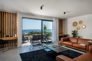 Spacious Six-Bedroom Villa with Pool in Kaštel Kambelovac