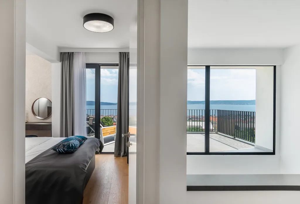 Spacious Six-Bedroom Villa with Pool in Kaštel Kambelovac