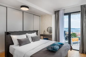 Spacious Six-Bedroom Villa with Pool in Kaštel Kambelovac