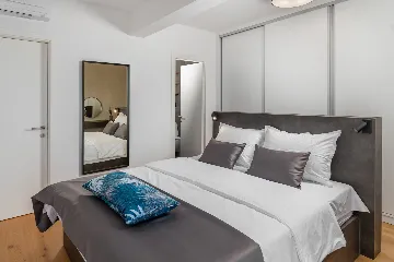 Spacious Six-Bedroom Villa with Pool in Kaštel Kambelovac