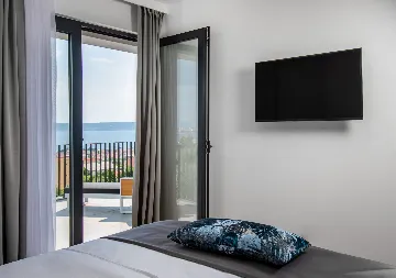 Spacious Six-Bedroom Villa with Pool in Kaštel Kambelovac