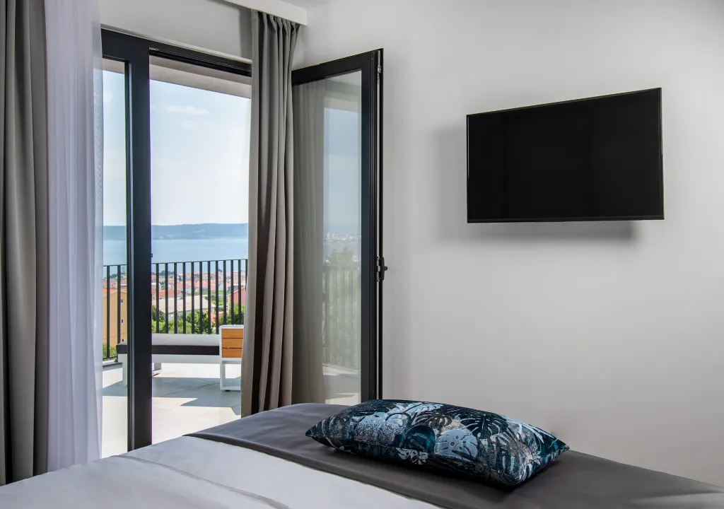 Spacious Six-Bedroom Villa with Pool in Kaštel Kambelovac