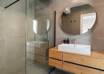 Spacious Six-Bedroom Villa with Pool in Kaštel Kambelovac